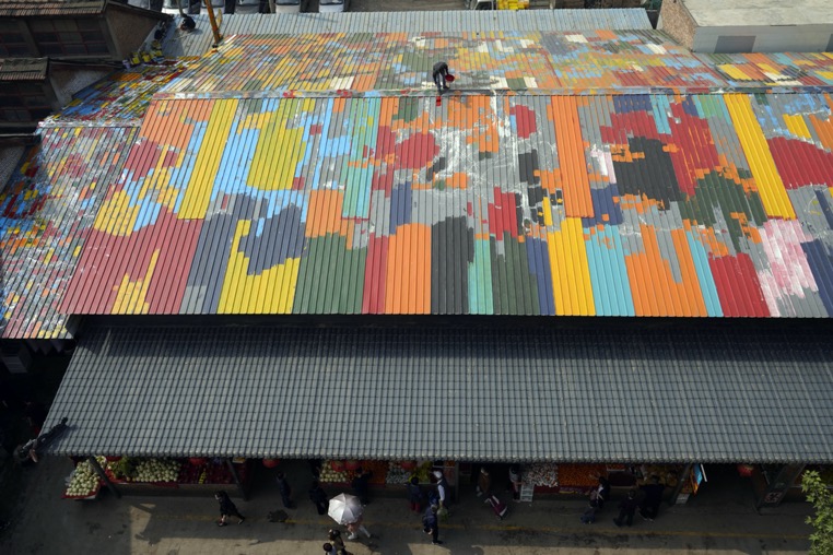 西安老菜场上千平方米屋顶上创意彩绘 作者：灵感来自楼下水果摊