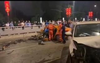 西安南门附近发生惨烈车祸 肇事男子疑酒驾逆行撞上出租车