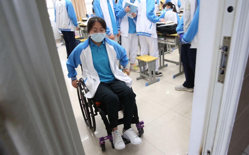 视频|高一女生坐轮椅坚强求学 同学组志愿者队天天抬她上下楼
