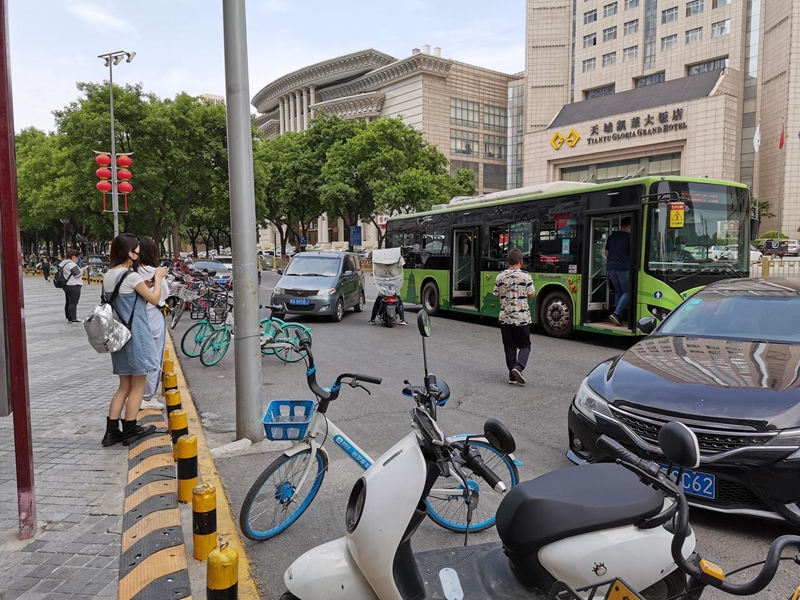李家村公交车站被机动车占没了 市民：公交车都没法进站