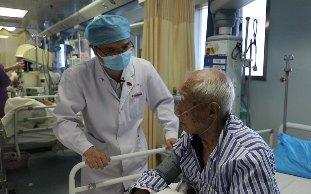 发际线逐年后移的西安急诊科医生：曾援藏1年 武汉战疫中率队救护280人