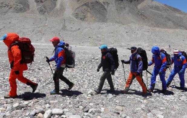 最新！珠峰测量登山队员正向6500米营地挺进