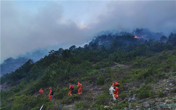 四川凉山：喜德县与冕宁县交界处发生森林火灾