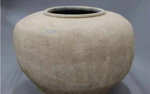 西安市民向陕历博捐赠27件文物藏品 汉代陶罐曾被当花盆