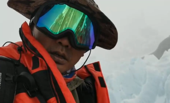 2020珠峰高程测量|国测一大队任秀波在珠峰上给华商读者发来视频