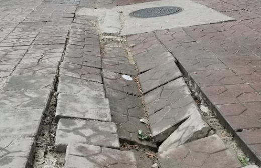 西安友谊西路人行道地砖出现塌陷 市民怀疑是被车压坏的