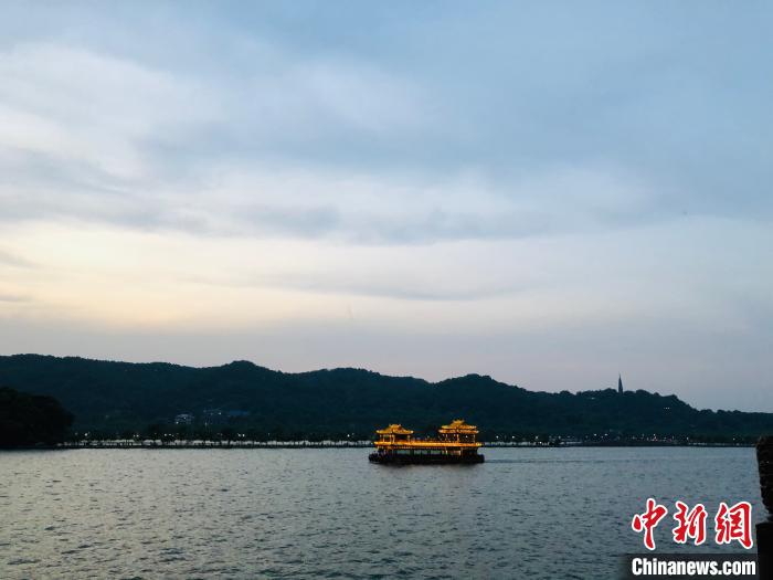 西湖夜游船。杭州市西湖游船有限公司供图