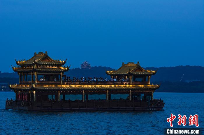 杭州西湖夜游复航市民游客初夏夜泛舟湖上