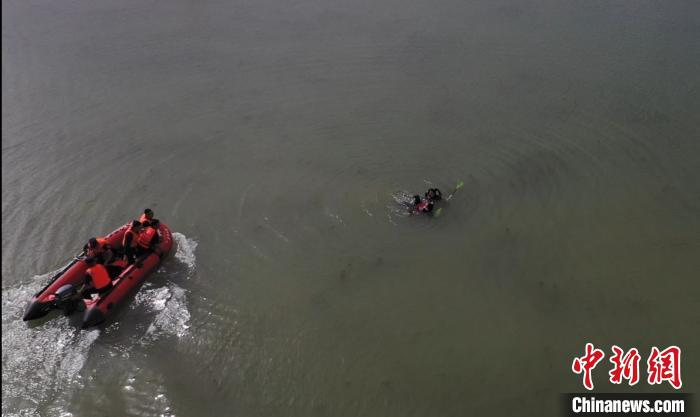 山西消防员正在训练水域救援未曾想真有3名游客落水