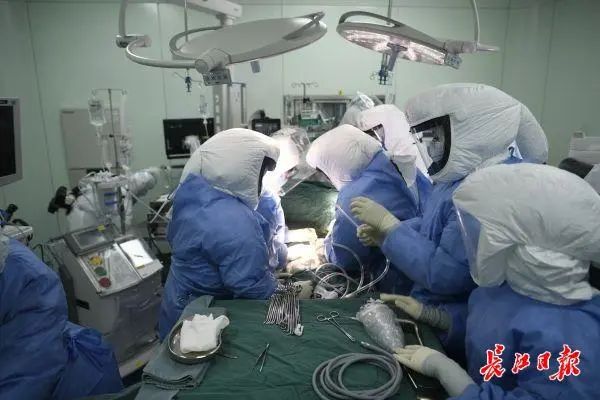 多学科专家团队历经6个多小时，顺利完成双肺移植手术。通讯员杜巍巍 杨岑 摄