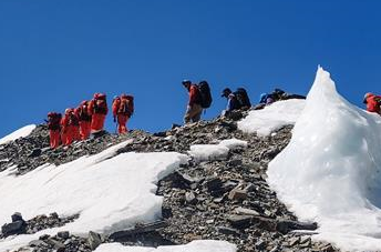 2020珠峰高程测量登山队抵达海拔6500米营地