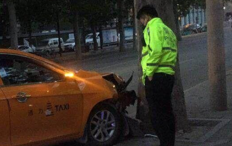 西安一出租车凌晨撞向行道树 车上两名乘客受伤