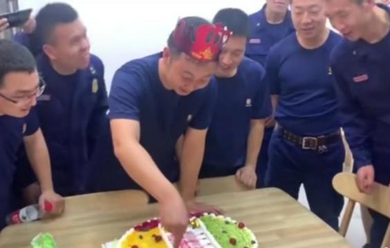 暖心！消防员生日当天带队在外 返回时值班战友准备蛋糕送惊喜