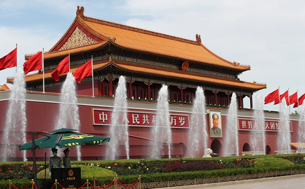 北京：天安门广场开放喷泉迎全国两会
