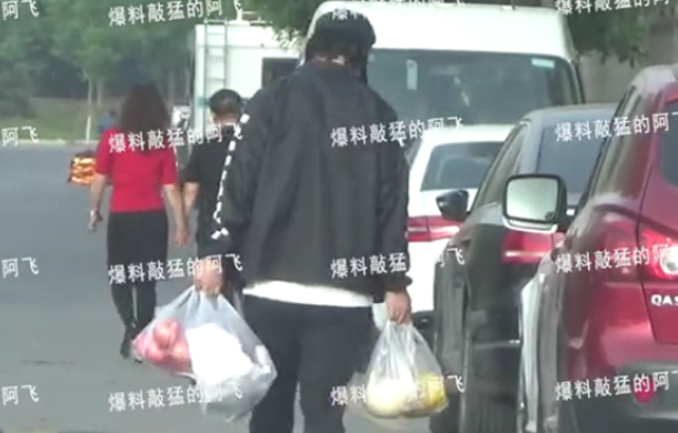 潘粤明与小10岁女友外出 光顾小摊贩买水果蔬菜接地气