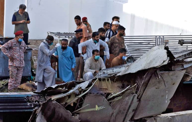 巴基斯坦坠机救援现场曝光 事故幸存者被抬出