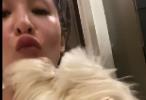 萧亚轩素颜出镜状态佳 住房家与宠物玩耍画面温馨