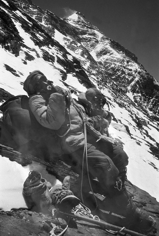 吸一口氧气再前进。中国登山队队员在8100米附近休息，中间的高峰便是珠穆朗玛峰。