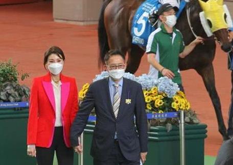 李嘉欣许晋亨看赛马十指紧扣恩爱十足 输了也开心