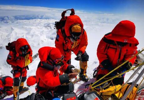 珠峰测量队员峰顶停留150分钟，创中国人在峰顶停留新纪录