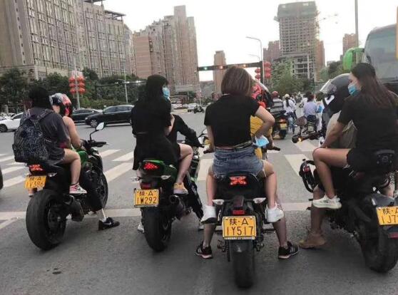 摩托车载女乘客未戴头盔 高新区四摩托车驾驶员被警告处罚