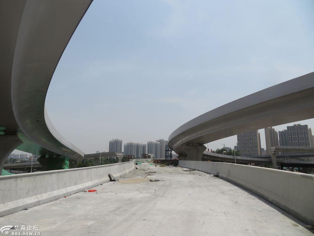 【见证西安】西三环-阿房一路立交东西主线开始铺筑沥青路面