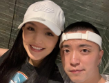JonyJ与妻子相识七周年 晒早年对比照面容清瘦