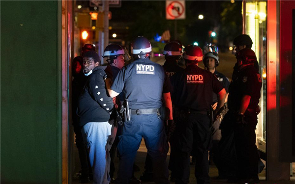 美国暴力示威不断 纽约实行宵禁