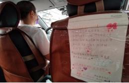 怕爸爸遭差评 网约车司机女儿写小纸条希望乘客多理解