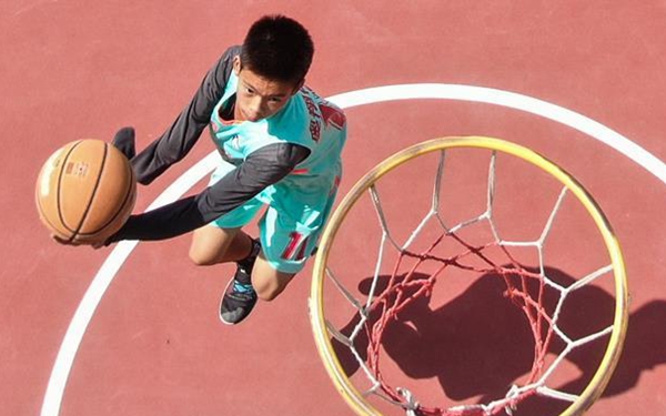 独臂篮球少年走红 梦想成为职业篮球运动员