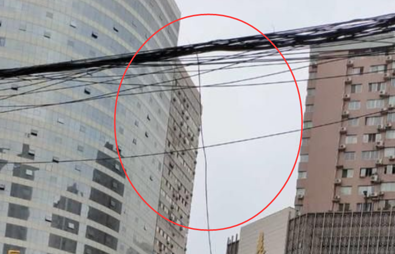 西安外卖小哥被东关正街垂下的电缆挂倒骨折 问了一圈也没人管