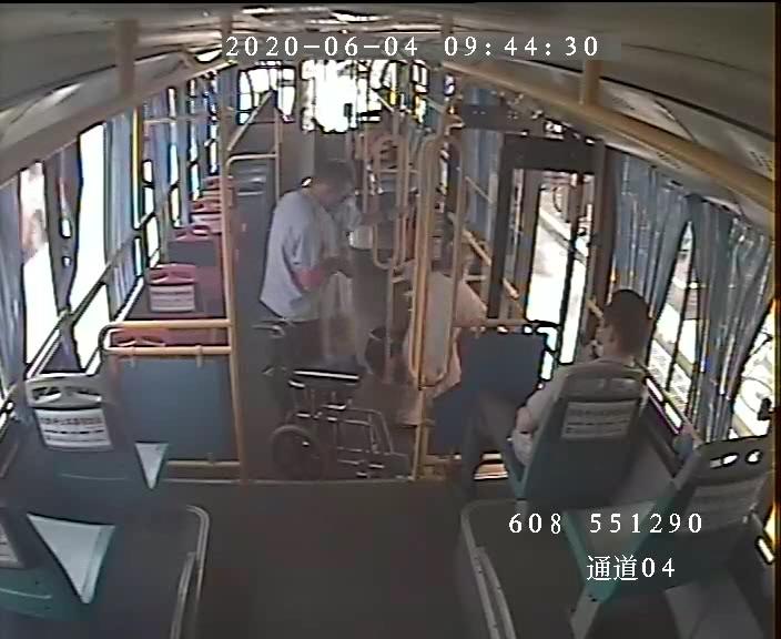 西安暖心公交司机搀扶老人上下车：这是我应该做的