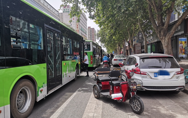 西安建章路车辆违停严重影响通行 公交车都没法进站