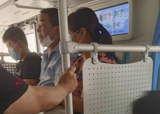 高温天气还得戴口罩 公交车不开空调西安市民热得受不了