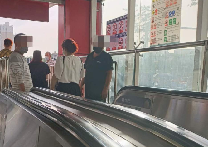青龙寺地铁站C口摩的司机堵电梯口揽客 市民：特别挡路