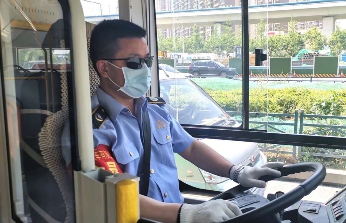 自创"温柔驾驶"的西安公交车司机成为城市最美"摆渡人"