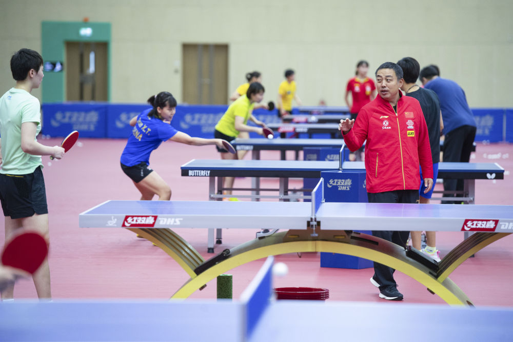 中国乒乓球协会主席刘国梁（前右）在指导队员练习。新华社记者张金加摄