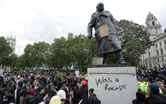 丘吉尔雕像被毁 约翰逊连发8推:他是英雄 值得纪念