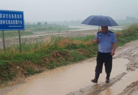 为应对强降雨天气 空港公安加强河堤巡查等防汛应急工作