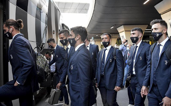 帅翻！尤文抵达罗马备战意大利杯 C罗领衔众球员戴口罩出行