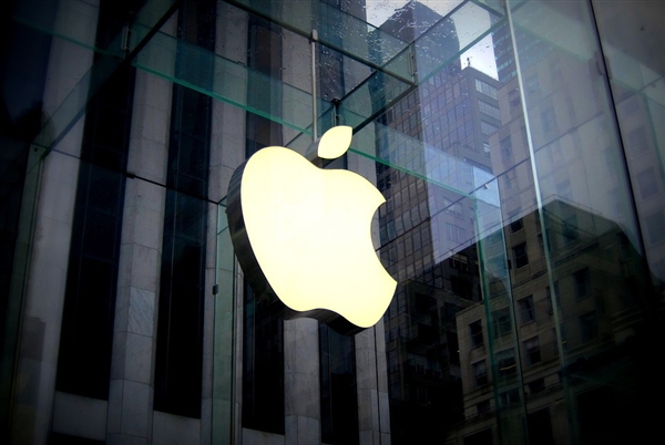 多款Mac电脑被砸 苹果上海零售店关闭 官方：男子神志不清