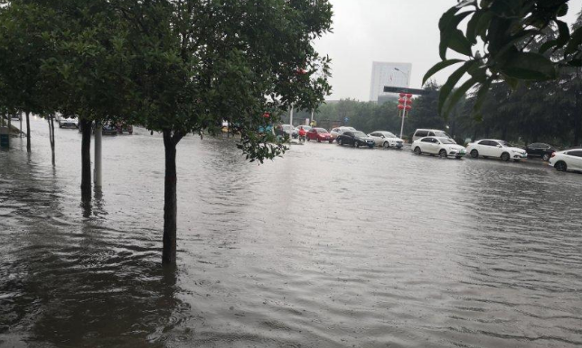 西安市西沣路道路积水严重 雨天积水与道沿齐平