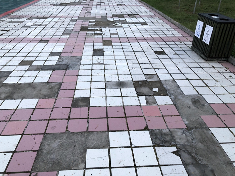 西安张家堡环岛健身广场路面残破市民走路如探险 已列入2020年基建计划