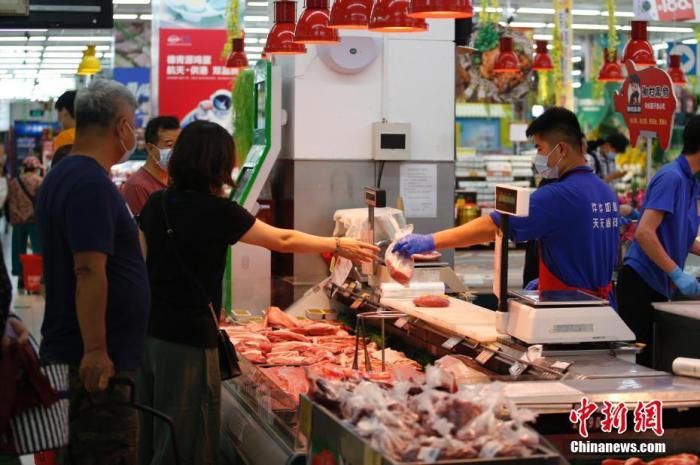 6月19日，北京市民选购猪肉。 中新社记者 蒋启明 摄