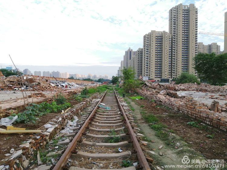 红旗铁路专用线沿线（凤城三路至车家堡段）违建全部拆完