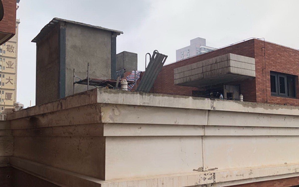 西安中联颐华苑小区楼顶加盖被认定为违建 结果每天仍在施工
