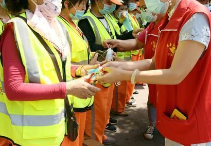 端午节的小惊喜 甜甜的蜜枣粽被志愿者送至环卫工人手中