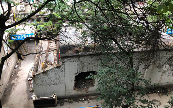西安长乐苑小区内违建房屋拆除一半没了动静 居民担心有安全隐患