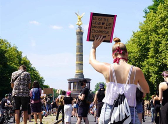 德国柏林再现反种族主义示威