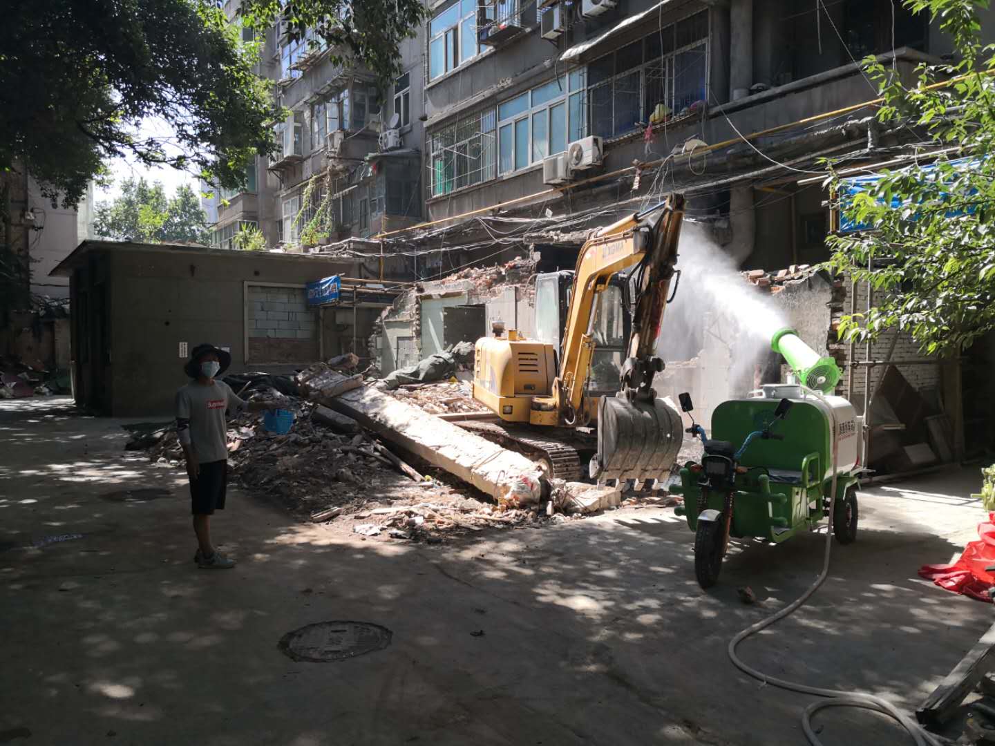 西安长乐苑小区违建平房开始拆除 此前曾困扰居民多年  